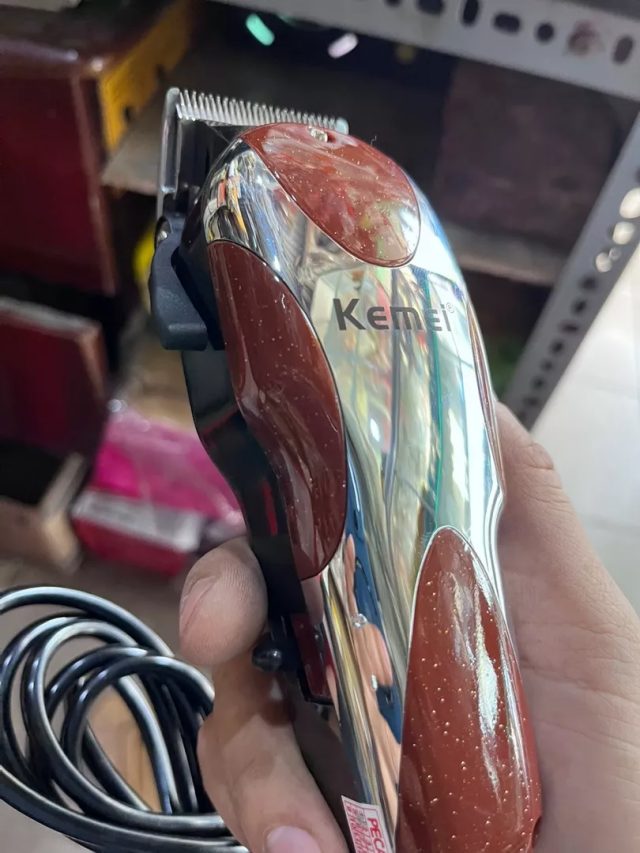 Chỉnh lưỡi tông đơ cắt tóc cắm điện trực tiếp KEMEI KM-8856 trước khi sử dụng