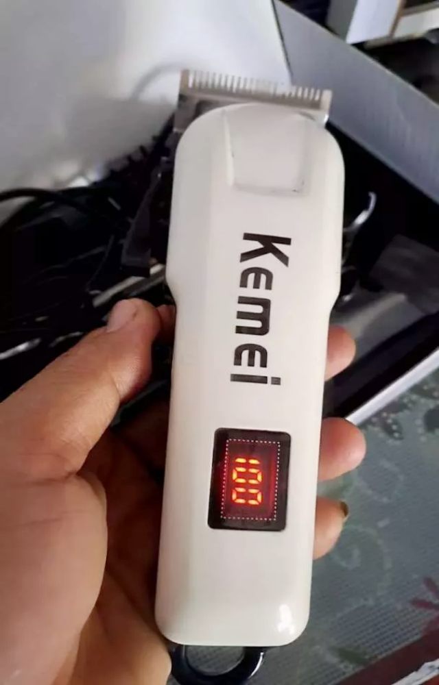 Đèn báo dung lượng pin tông đơ cắt tóc KEMEI-KM 809A 
