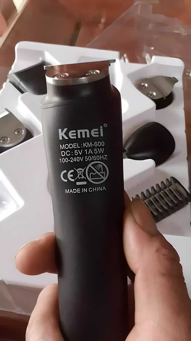Mặt sau tông đơ cắt tóc cạo râu chuyên nghiệp Kemei Km-600