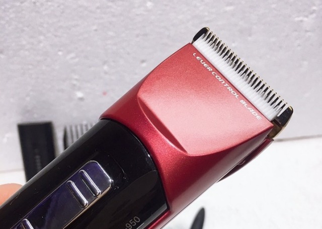 Vệ sinh lưỡi cắt tông đơ cắt tóc chuyên nghiệp CODOS CHC 950